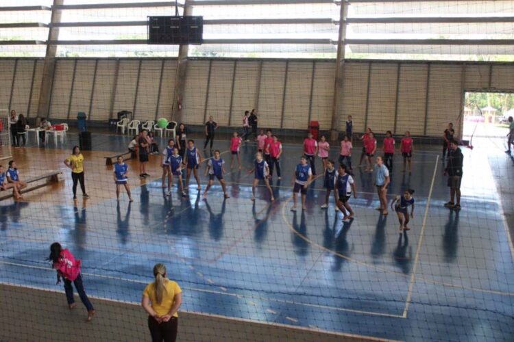 Pelo menos 600 alunos da rede municipal de Educação participaram do 1º Festival de Bola Queimada Infantil