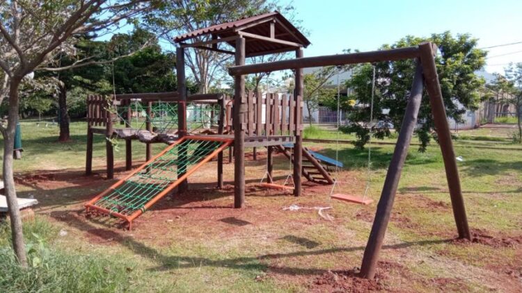 Quatro praças de Paranavaí ganham novos playgrounds