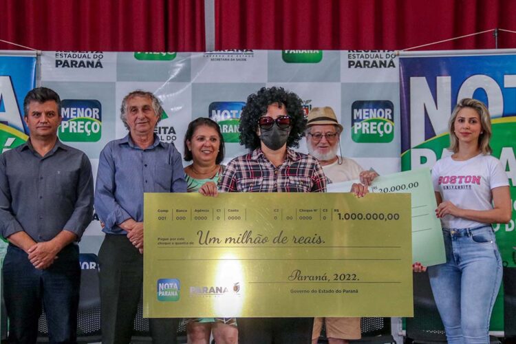 Empresária de Sarandi recebe o prêmio de R$ 1 milhão do Nota Paraná
