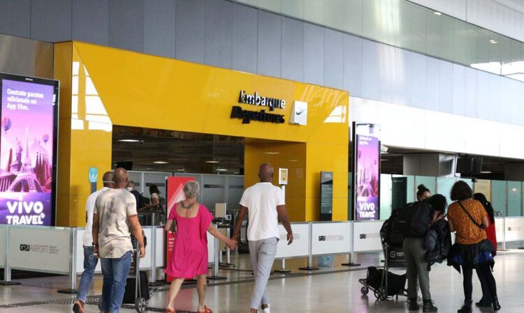 Anvisa aprova volta do uso de máscaras em aviões e aeroportos