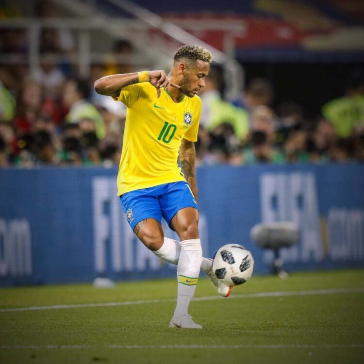 Neymar tem problema no voo e perde primeiro treino da seleção na Itália