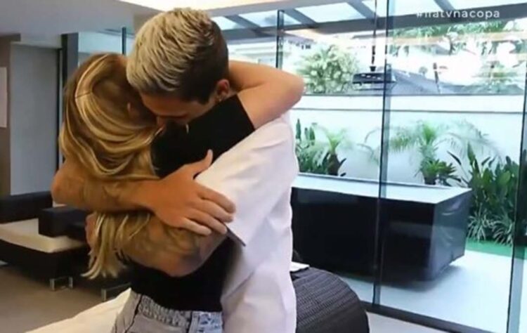 Pedro comemora convocação com pedido de casamento