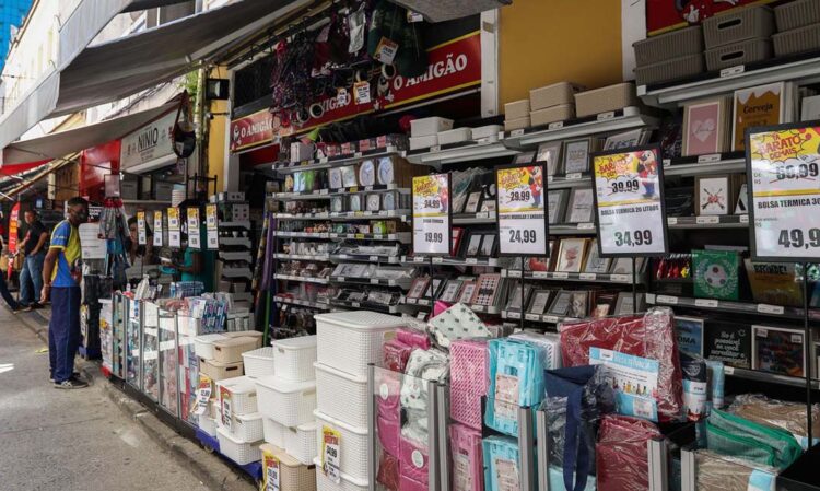 Vendas do comércio crescem 0,4% de setembro para outubro, diz IBGE