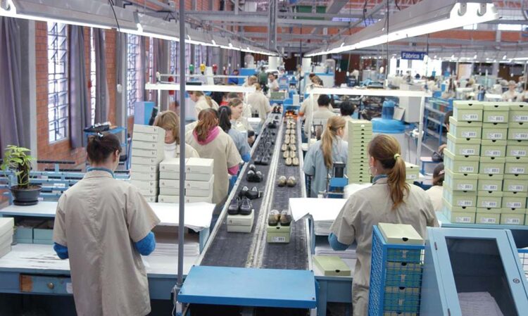 Atividade industrial desacelera em novembro, diz CNI