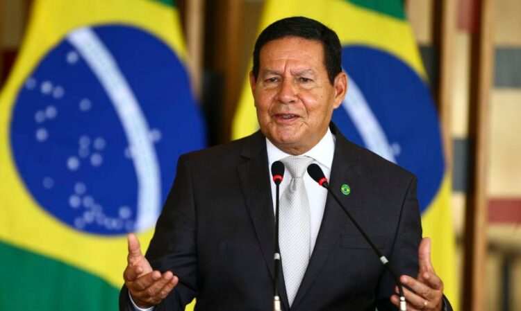 Com Bolsonaro fora, Mourão prepara discurso em rede nacional na véspera da posse de Lula