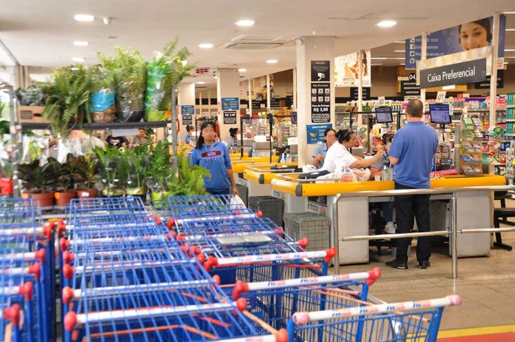 Comércio e mercados terão horário  especial de atendimento neste sábado