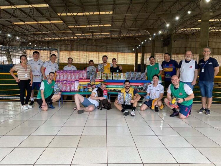 Equipe de Futebol Boi Bandido doa mais de 100 brinquedos para campanha do Sesc
