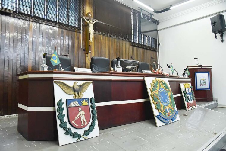 Três vereadores articulam apoio político para chegar à presidência da Câmara de Paranavaí