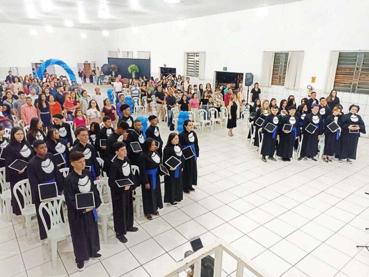 Colação de grau marca encerramento  do ano letivo na Escola Curitiba