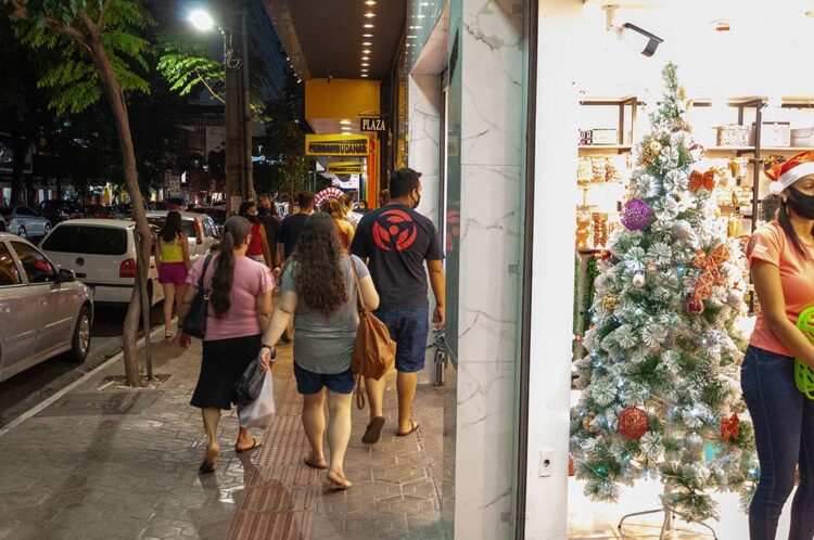 Horário estendido de atendimento no comércio  começou ontem e vai até a véspera de Natal