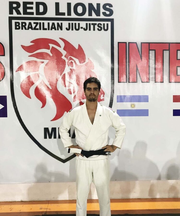Atleta de Paranavaí é graduado na faixa preta e sonha ensinar a modalidade em outros países