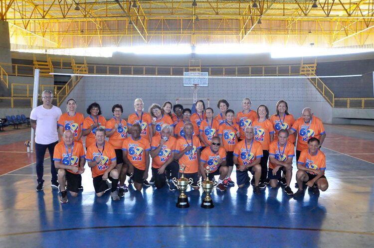 Equipe de Paranavaí conquista dois troféus em torneio de vôlei para terceira idade