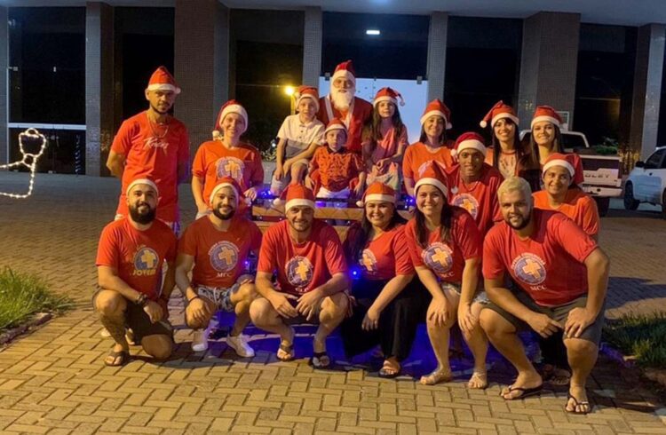 Grupo JUC entrega mais de cem lanches para crianças de Paranavaí