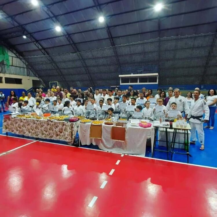 Judocas recebem novas faixas de graduação em Paranavaí