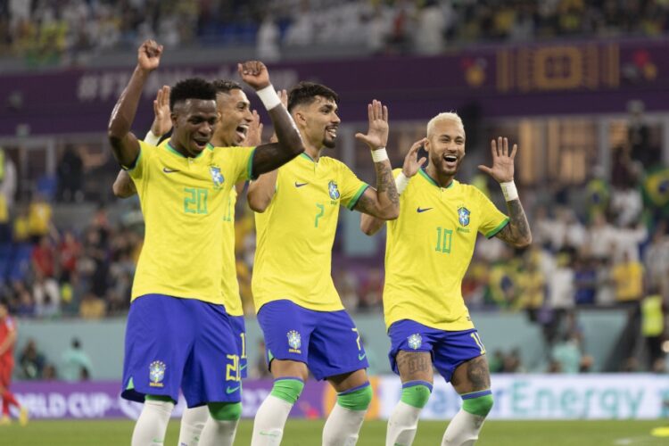 Brasil decide no 1º tempo, atropela  Coreia do Sul e vai às quartas da Copa