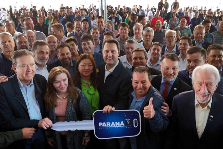 Governador entrega 128 ônibus escolares e 45  novas viaturas para as forças de segurança pública