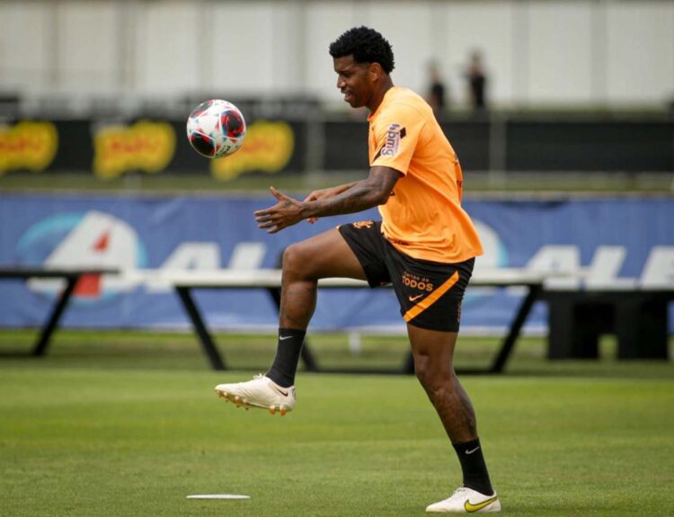 Clube negocia Robert e Raul e fica com três zagueiros no elenco