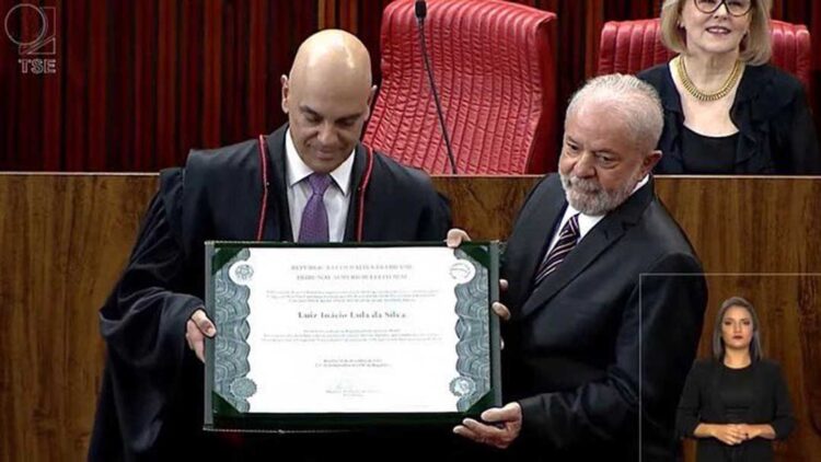 Lula chora, fala em Deus e exalta  defesa de democracia ao ser diplomado