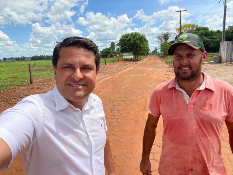 Prefeito Fran Boni acompanha diversas obras nos distritos de Santa Esmeralda e Ivaína