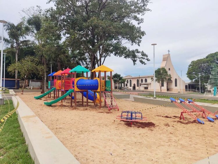 Praça da Independência ganha iluminação de Natal e parque infantil