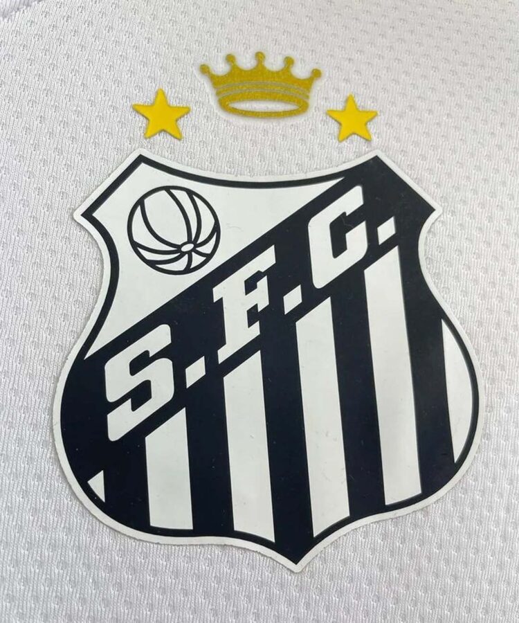 Pelé é homenageado em novo escudo do Santos
