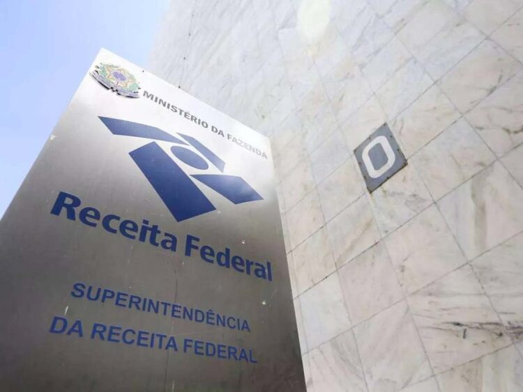 Concurso da Receita Federal tem salário de até R$ 21 mil e abre inscrições no dia 12