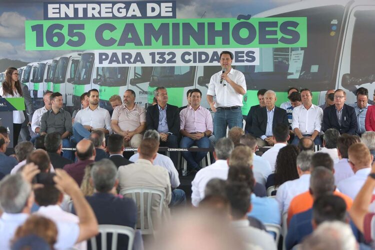 Governador entrega 165 caminhões para reforçar ações ambientais em 132 municípios