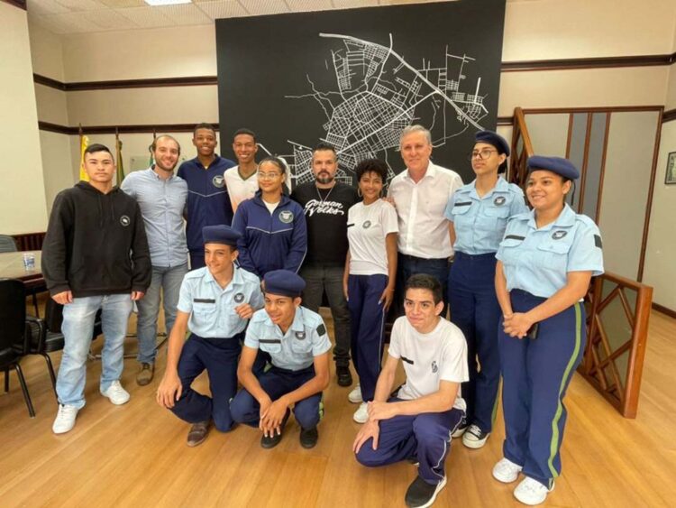 Prefeito KIQ recebe Vereadores Mirins para conversa sobre o futuro de Paranavaí