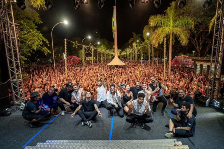 Pelo menos 12 mil pessoas assistiram Tributo ao Rei do Pop na Praça dos Pioneiros