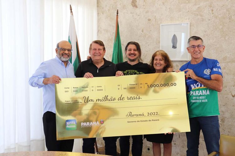 Novo milionário do Nota Paraná recebe o prêmio de R$ 1 milhão