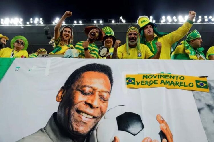 Torcida do Brasil homenageia Pelé no minuto 10 em jogo da Copa