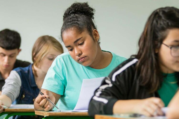 7,7 mil candidatos fazem as provas do vestibular da UEPG neste domingo