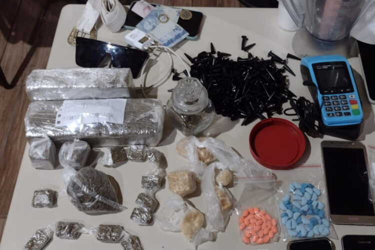 PM prende casal e apreende adolescentes por tráfico de drogas no Litoral