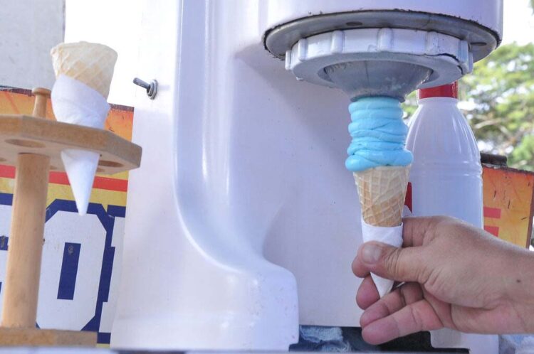 Meninos tomam sorvetes e refrigerantes e saem sem pagar a conta