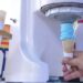 Meninos tomam sorvetes e refrigerantes e saem sem pagar a conta