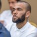 Daniel Alves divide cela com guarda-costas  de Ronaldinho e dá autógrafos na prisão