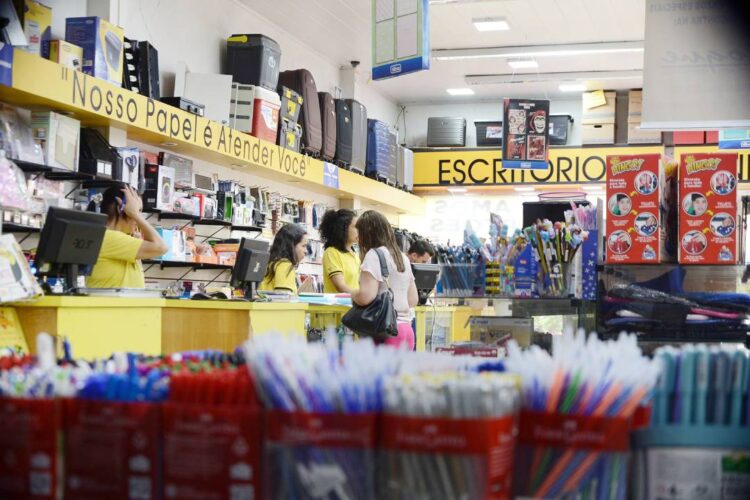 Materiais escolares com preços mais altos não comprometem vendas em papelarias de Paranavaí