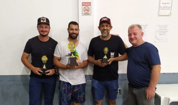 Participantes recebem premiação do Torneio de Snooker