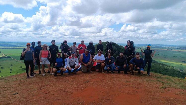 Confraternização de voo livre reúne 60 pilotos em Terra Rica
