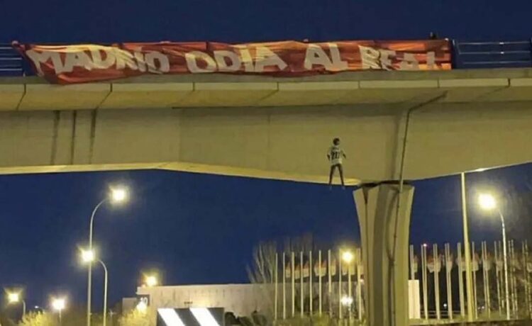 Boneco de Vini Jr enforcado aparece em ponte de Madri