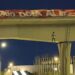Boneco de Vini Jr enforcado aparece em ponte de Madri