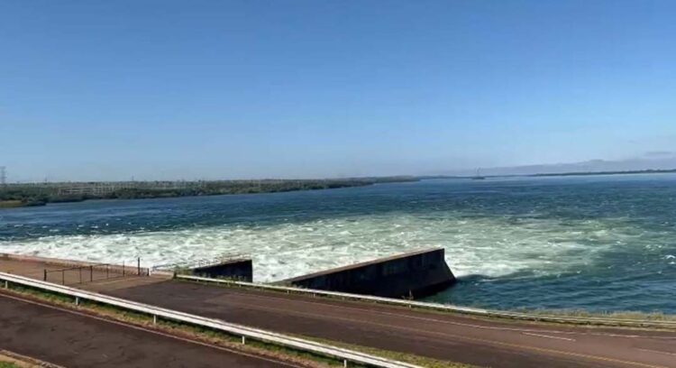 Prainhas da região desaparecem pela cheia do Rio Paraná