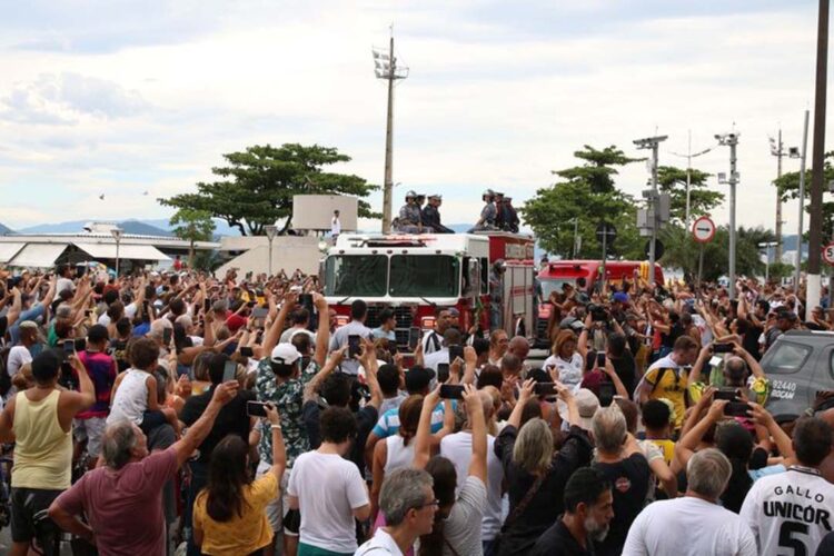 Por 24 horas, futebol esqueceu rivalidade  e a Vila virou casa do Pelé FC