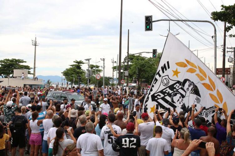 Pelé é sepultado em Santos após multidão  se despedir em cortejo e velório