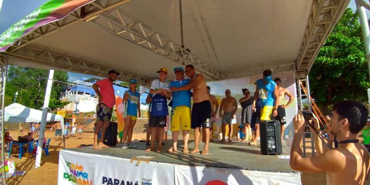 Torneio de beach tênis movimentou a praia do Porto São José