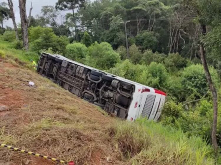 Ônibus com turistas tomba em encosta e deixa 7 mortos na BR-277 no Paraná
