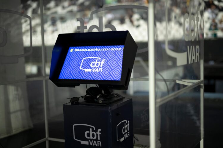 CBF quer exibir VAR ao público no telão da Supercopa entre Fla e Palmeiras