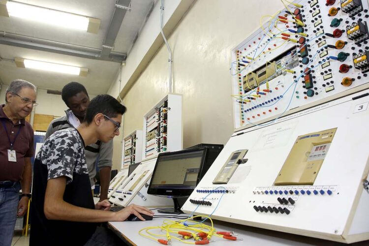 Estado articula ação para facilitar acesso de alunos do ensino profissional ao primeiro emprego