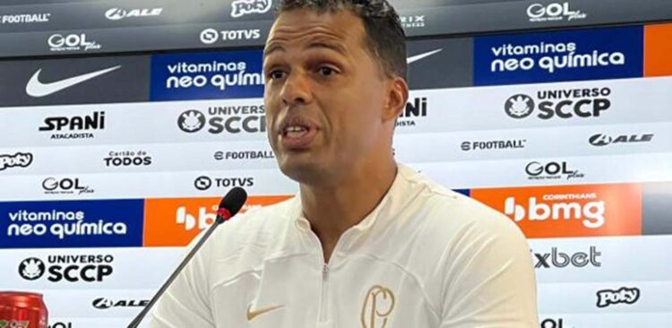 Lázaro põe fim no rodízio de Vìtor Pereira no Corinthians e fala sobre time da estreia