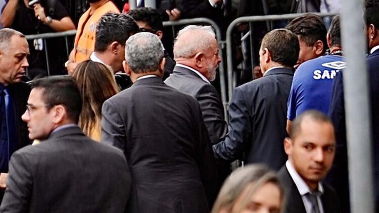 Lula chega à Vila Belmiro para o velório de Pelé